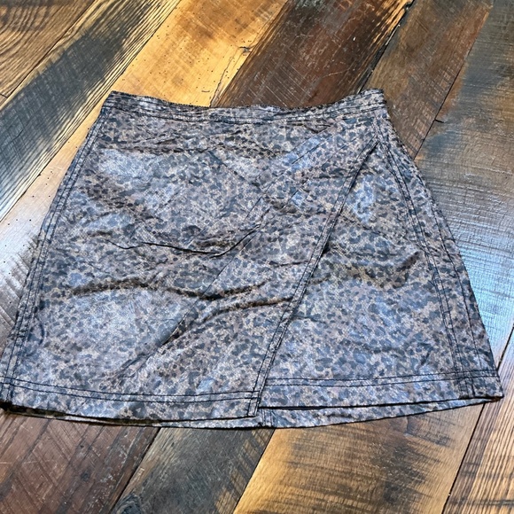 Free People “Fake Out” Faux Wrap Mini Skirt Vegan Leather Leopard Print Size 4 - Picture 2 of 9